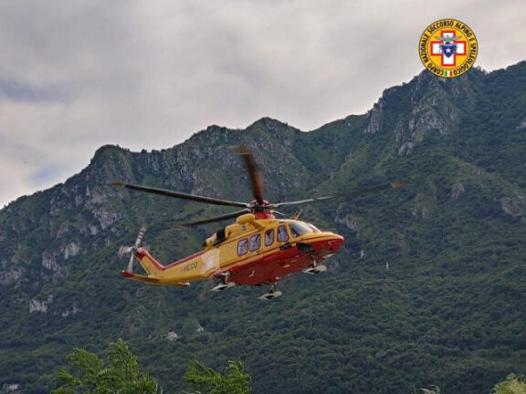 Incidente mortale in montagna: alpinista scivola e cade in un burrone