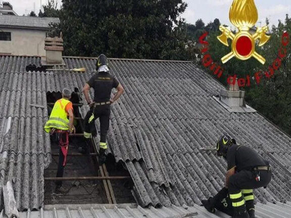 Sale sul tetto del suo capannone, che cede: muore 80enne