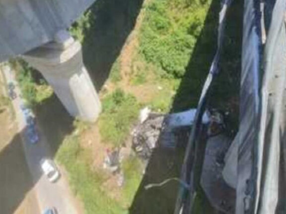Camion giù da viadotto della Salerno-Reggio Calabria: morte due persone