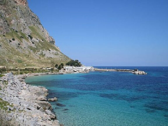 Corpo di un giovane era senza vita sugli scogli a Capo Gallo