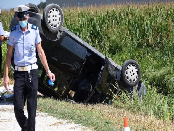Si schianta in un fossato con auto rubata e muore annegato