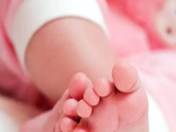 Donna partorisce, tenta di uccidere la figlia. Poi, l’abbandona in giardino