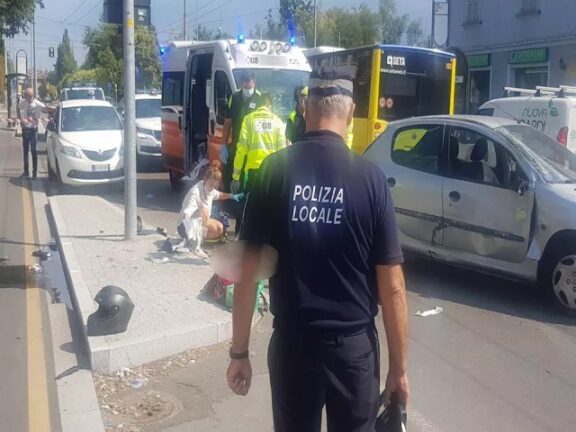 Dramma della strada: motociclista muore sbalzato dalla moto