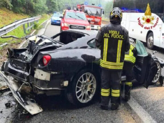 Perde controllo della sua Ferrari: si schianta contro guardrail