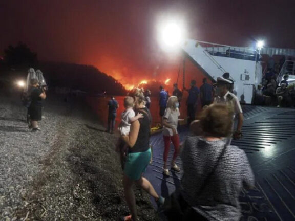 Incendi Grecia: residenti e turisti fuggono via terra e via mare
