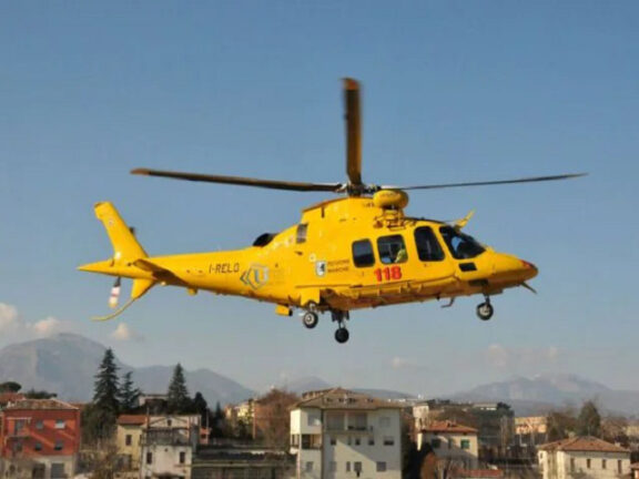 Incastrato in macchinario agricolo: grave un 64enne