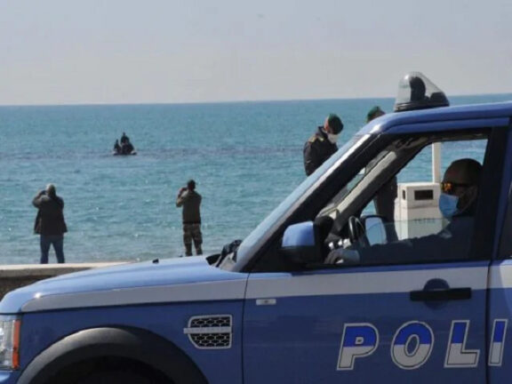 Muore per salvare i suoi bambini travolti da onde del mare