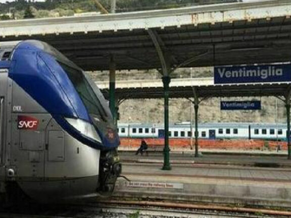 Migrante muore folgorato sul tetto di un treno a Ventimiglia