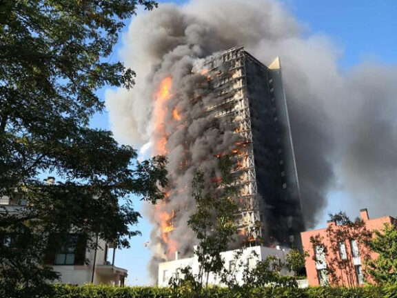 Milano: maxi-incendio grattacielo divorato dalle fiamme