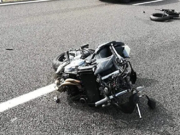 Tragedia: moto contro auto, morto un 20enne, un ferito grave
