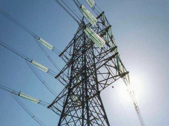 Si arrampica su un traliccio dell’alta tensione, muore folgorato