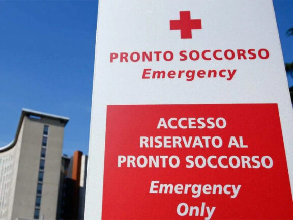 Vaga seminudo per strada: giovane padre muore in ospedale