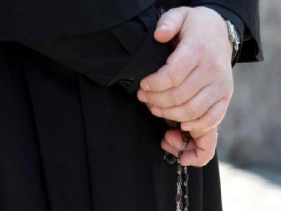 Sesso in chat con minorenne: arrestati la madre e un prete