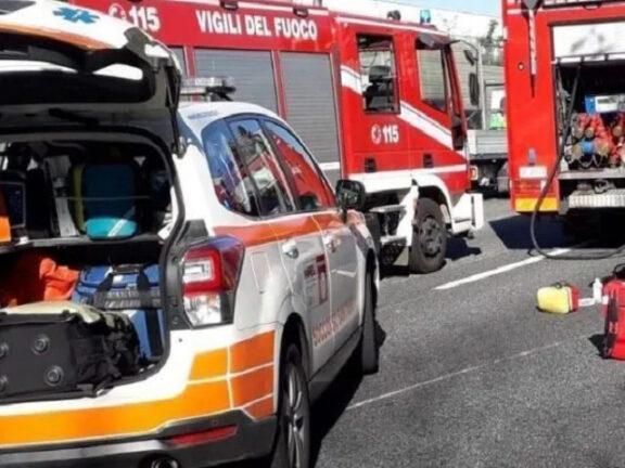 Uomo trovato morto a svincolo autostradale: scattano indagini
