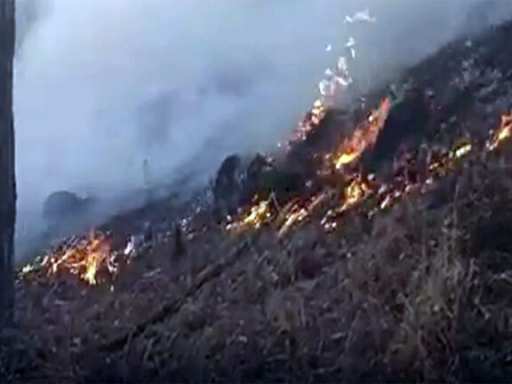 Vesuvio in fiamme: incendio raggiunge case, evacuate famiglie