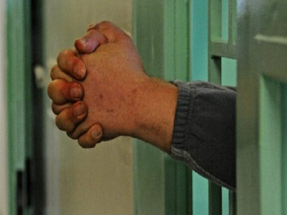 Detenuto muore con testa incastrata nella porta della cella