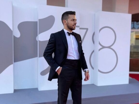 Diego Granese sbarca a Venezia 78, redcarpet e “bagno” di flash