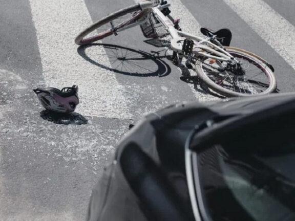 Incidente: auto travolge ciclista, morto 58enne