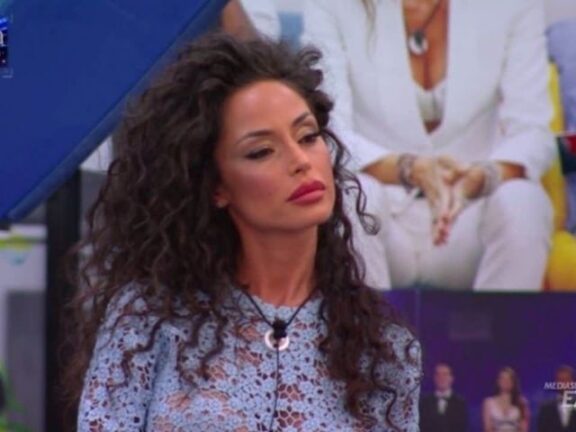 Raffaella Fico zittisce Silvia Toffanin: “Puzzi, puoi vendere solo..”