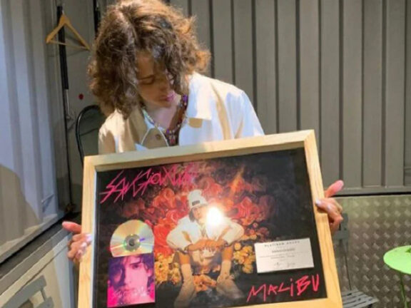 Sangiovanni: il grande traguardo fa impazzire i suoi fan