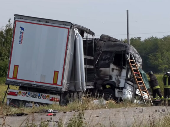 Scontro tra auto e camion: conducente tir muore carbonizzato