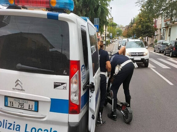 Uccide un anziano con un monopattino elettrico