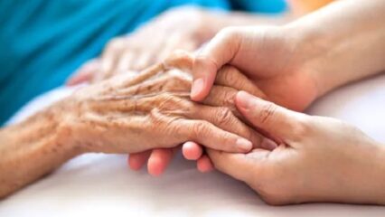 Novoli: anziana di 90 anni trovata morta in casa, vegliata per giorni da marito e figlie