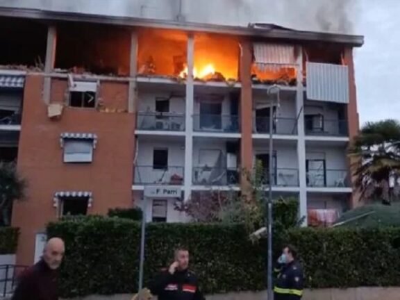 Appartamento esplode e si sbriciola: un morto