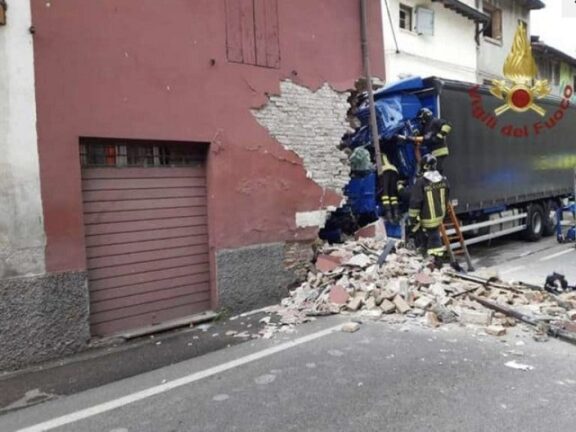 Camionista si schianta contro una casa: morto sul colpo