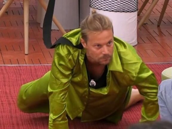 Davide Silvestri follia al Gf Vip, lo tengono al guinzaglio