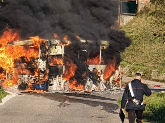 Autobus in fiamme: sfiorata tragedia, salvi gli studenti