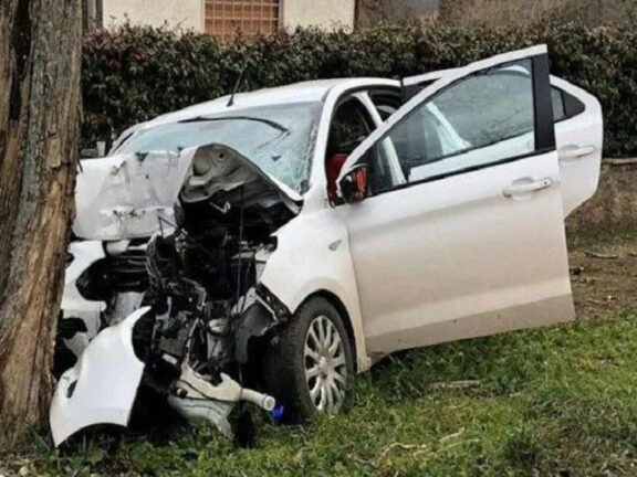 Incidente mortale: uomo si schianta con auto contro albero