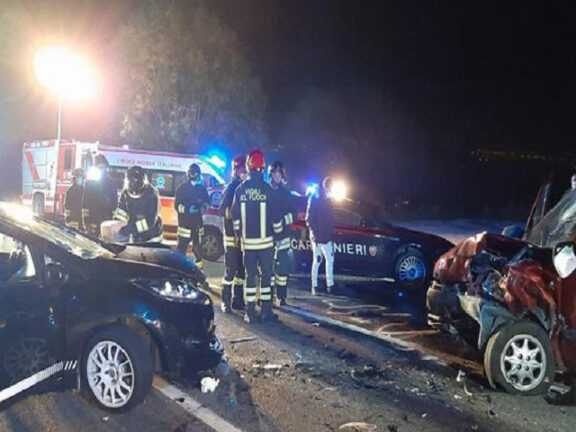 Incidente frontale tra auto nella notte, muore un 61enne
