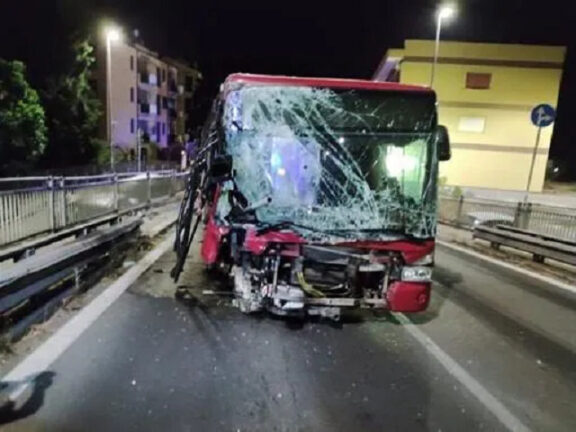 Incidente stradale: scontro auto con bus, muore 29enne