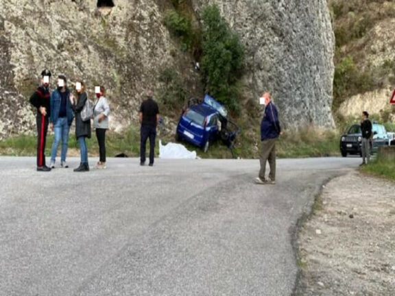 Incidente drammatico: auto contro parete rocciosa, morte due donne