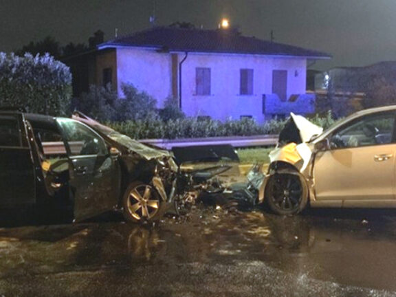 Incidente stradale, frontale nella notte: muore un 31enne 