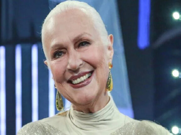 Loretta Goggi si racconta: mai rifatta e ho capelli bianchi