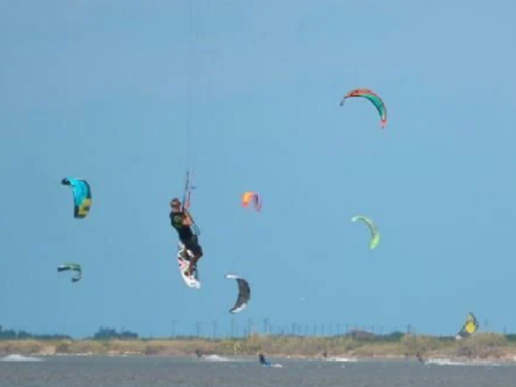 Morto un uomo mentre praticava kite surf