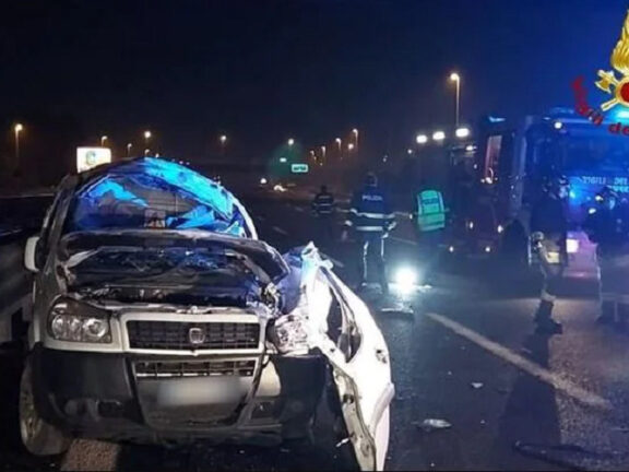 Muore a 23 anni in A4, travolto sul selciato da altre vetture