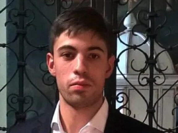 Muore Aronne Bettoni, 25 anni, dopo un volo di 400 metri