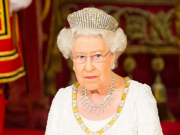Ore d’ansia per la Regina Elisabetta: sospese visite a Palazzo