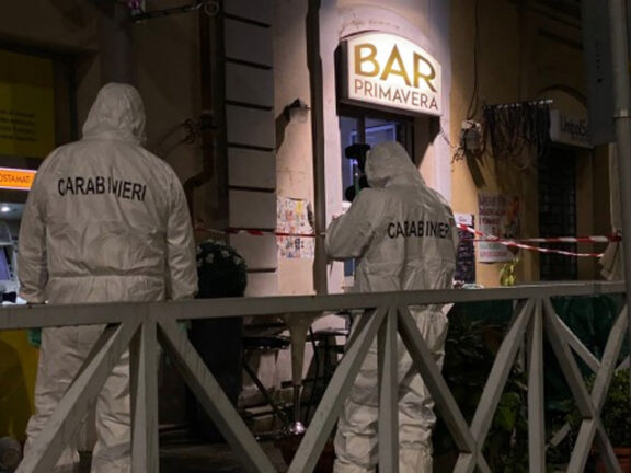 Ragazza uccisa a coltellate in un bar: due feriti