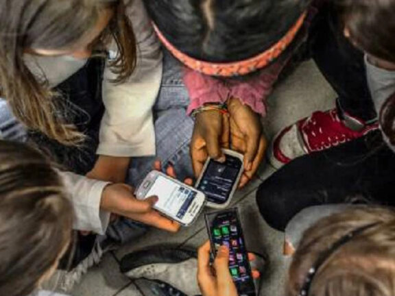 Ragazzina di 12 anni si toglie la vita, la verità nelle chat