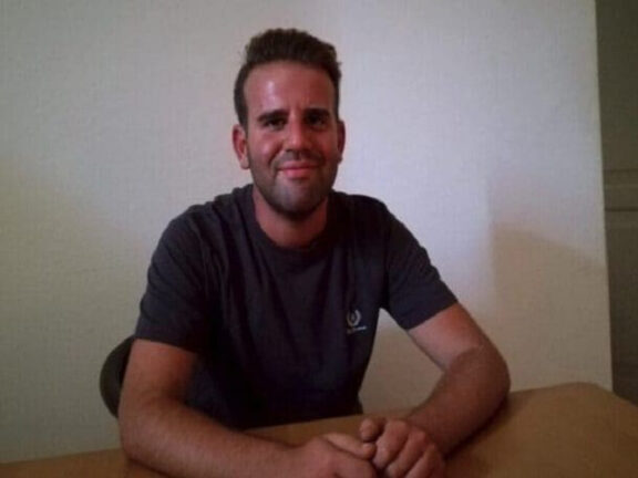 Scatta un selfie, precipita nel burrone e muore a 29 anni