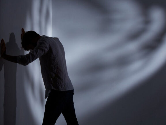 Suicida a 29 anni: doveva laurearsi, ma non era vero