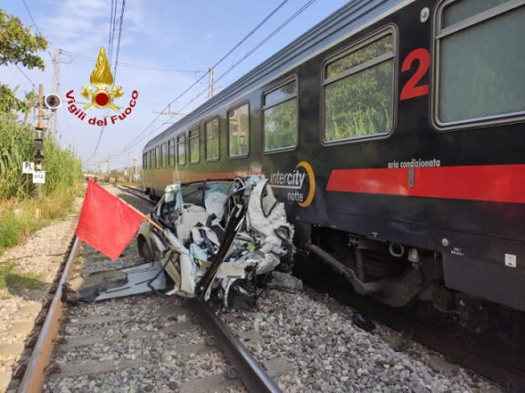 Treno travolge auto:  vettura distrutta, salve le 2 ragazze a bordo