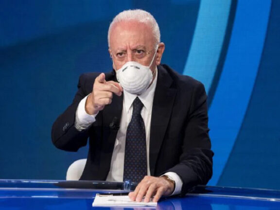 Vincenzo De Luca: disprezzo per chi non si vaccina