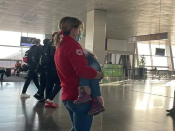Genitori abbandonano bimba. Croce Rossa e polizia la riportano in Italia