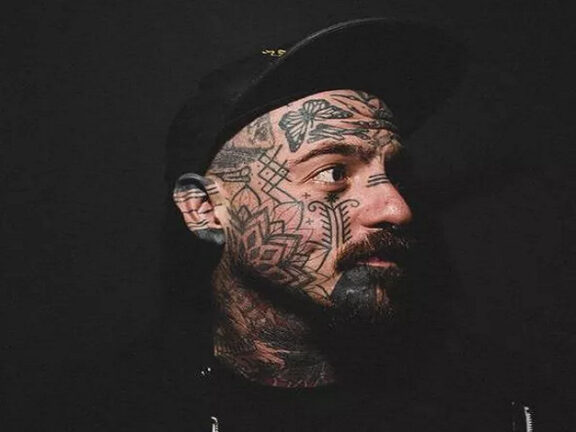 Noto tatuatore trovato morto a 32 anni in casa di un amico