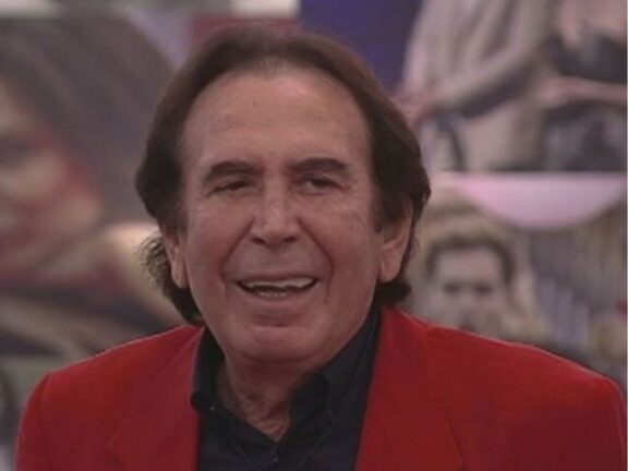 Giucas Casella nella bufera: “Giuseppe è il suo compagno, non aiutante…”